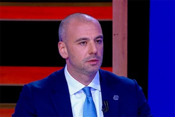 levan-maWavariani-lelos-isrebi-gadmoaqvs-qarTul-ocnebaze-rom-TavianT-amomrCevels-raRacnairad-auxsnan-Tu-ratom-toveben-partias-maTi-wevrebi