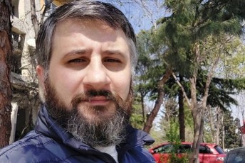 Sako-CaCaniZe-biWooo-es-marTla-TaRliTebis-partia-es-ra-uniWo-spektakli-dadges-am-farCakebma-baneri-rom-hqondaT-Tan-winaswar-momzadebuli-am-sacodavebs