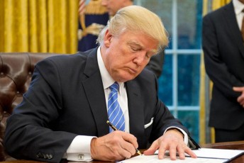 donald-trampma-xeli-moawera-memorandums-politikuri-Zaladobis-mxardamWeri-jgufebis-gamoZiebis-Sesaxeb