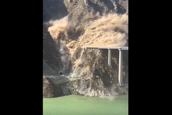 ჩინეთში, სიჩუანის პროვინციაში, ხიდი ჩამოინგრა (ვიდეო)