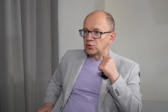 gia-abaSiZe-warsulSi-saqarTvelos-mmarTveli-partiis-kritikosma-senatorma-malinma-misi-poziciis-Secvla-premier-ministrTan-irakli-kobaxiZesTan-ukeTesi-urTierTobiT-axsna