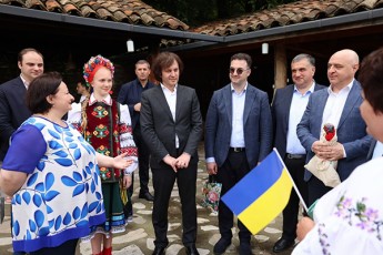 premier-ministri-ukrainel-bavSvebs-Sexvda-romlebic-saqarTvelos-mTavrobis-finansuri-mxardaWeriT-sazafxulo-banakSi-isveneben