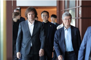 premier-ministri-irakli-kobaxiZe-kolumbiis-universitetis-profesor-jefri-saqss-Sexvd